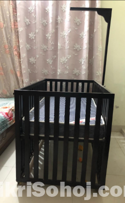 কাঠের তৈরি বেবি কট